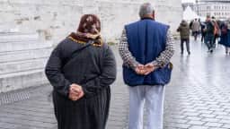 Mãos para trás passam calma e autoridade, mas a psicologia diz que o gesto não define personalidade