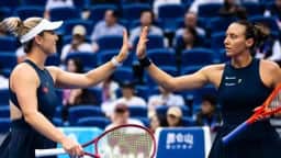 Stefani e Dabrowski vencem por 6/2 e 6/1 e decidem o WTA 1000 de Wuhan