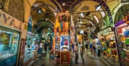 Grande Bazar de Istambul recebe 400 mil visitantes por dia e oculta oficinas artesanais