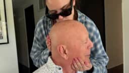 Tallulah Willis publica foto de 2018 abraçada a Bruce Willis e escreve: “Te amo todos os dias”