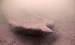 Voluntário que buscava garrafas em lago dos EUA encontra canoa de mil anos submersa