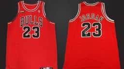 Camisa de Michael Jordan é vendida por R$ 12,4 milhões em leilão