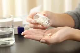 Uso contínuo de analgésicos como paracetamol pode mascarar dor crônica
