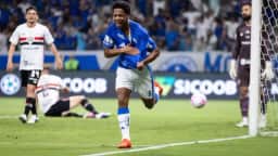 Zé Lucas vira titular no Cruzeiro após superar concorrência de R$ 25 milhões
