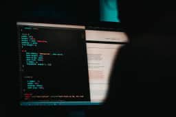 IA decifra falha de 10 anos que atinge 70% dos sites e tira do ar páginas do governo na Europa