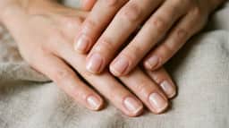 Cera de abelha, minerais e pó selante: os 3 passos da manicure japonesa PShine para unhas frágeis