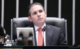 Hugo Motta diz que Câmara debate voto distrital misto, com vigência prevista só para 2034