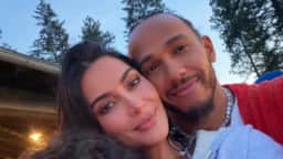 Kim Kardashian beija Lewis Hamilton antes do GP de Singapura