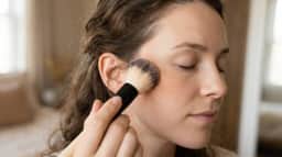 Blush nas têmporas: como aplicar em rosto redondo, oval ou alongado