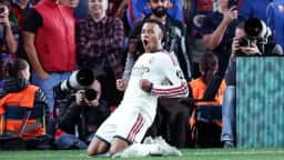 Mbappé marca duas vezes no Camp Nou, chega a 100 gols pelo Real Madrid e derruba o Barcelona