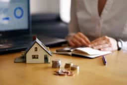 Brasileiros podem comprar imóveis nos EUA com mortgage, mas o crédito exige análise financeira