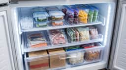 Freezer manual com gelo acumulado pesa na conta de luz e reduz a vida útil do aparelho