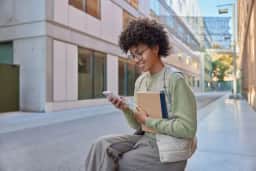 Pagamento de mensalidade de universidade no exterior pode ser feito pelo celular