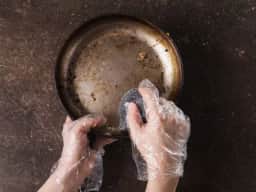 Como limpar panela queimada sem riscar: deixar de molho e escolher a esponja pelo material