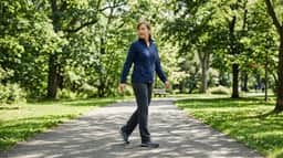 Retro walking: por que andar de costas treina o equilíbrio e como começar com segurança