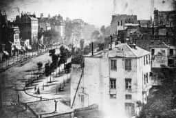 Onde foi tirada a primeira foto de uma pessoa? Placa em Paris marca o ponto do engraxate de 1838