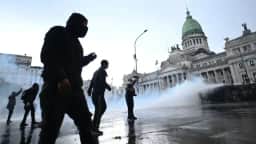Polícia argentina usa jato d’água e gás contra manifestantes em Buenos Aires