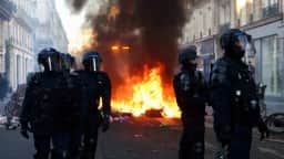 França promete presença policial “massiva” após protestos violentos e mantém toques de recolher