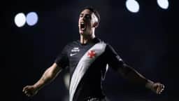 Vasco vence o Corinthians por 3 a 2 em São Januário e deixa a zona de rebaixamento