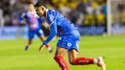 “Fui bem educado pela minha mãe”: o que Nestor, do Bahia, disse sobre o entrevero com Neymar na Vila