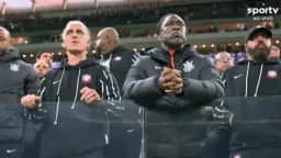 Seedorf vê Corinthians x Vitória da arquibancada após atraso no visto de trabalho