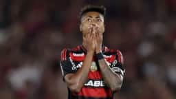 Mesmo com um a mais, Flamengo cai para o Estudiantes e Bruno Henrique lamenta pênaltis