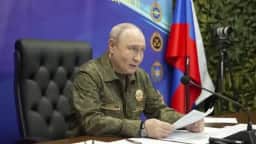 Putin afirma que Rússia cria zona de segurança na Ucrânia fora de negociações de paz